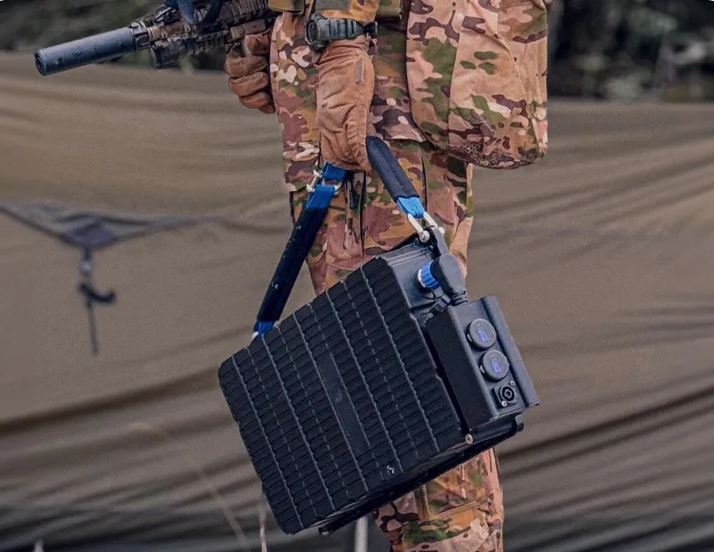 FlexiBatt Lite 2.5KW – Bloc Batterie Tactique Modulaire pour Operations Militaires, Stockage d’Energie Mobile et Soutien aux Missions en Environnement Hostile.
